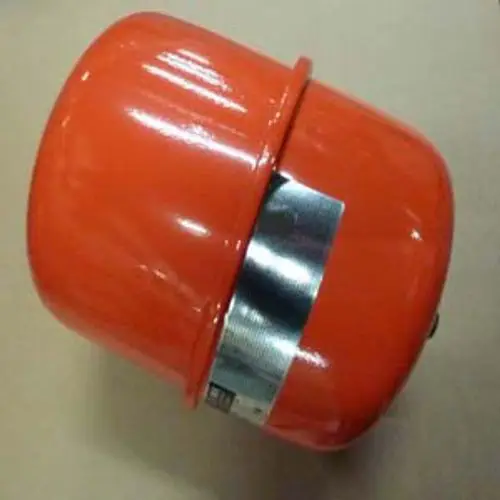 Runde, orangefarbene Remeha-Anlage mit metallischem Ring. Die Montage erfolgt auf einer Fläche, sichtbar ist die verarbeitete Oberfläche.